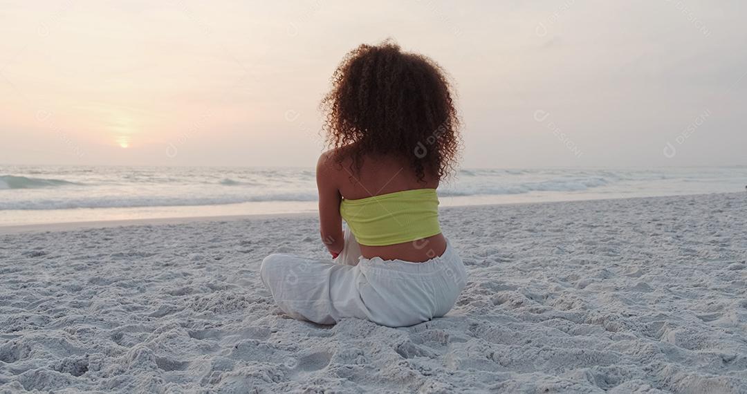 Linda e atraente garota negra afro, cabelo encaracolado