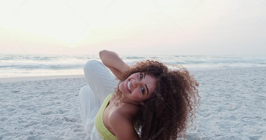 Linda mulher latino-americana na praia. Mulher jovem desfrutando
