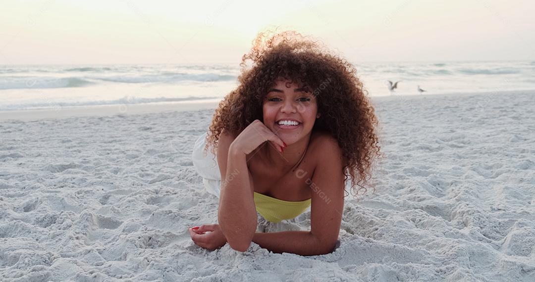 Linda mulher latino-americana na praia. Mulher jovem desfrutando