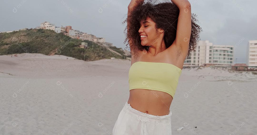 Linda mulher latino-americana na praia. Mulher jovem desfrutando