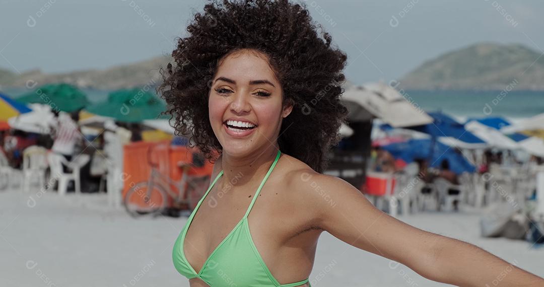 Linda mulher latino-americana na praia. Mulher jovem desfrutando