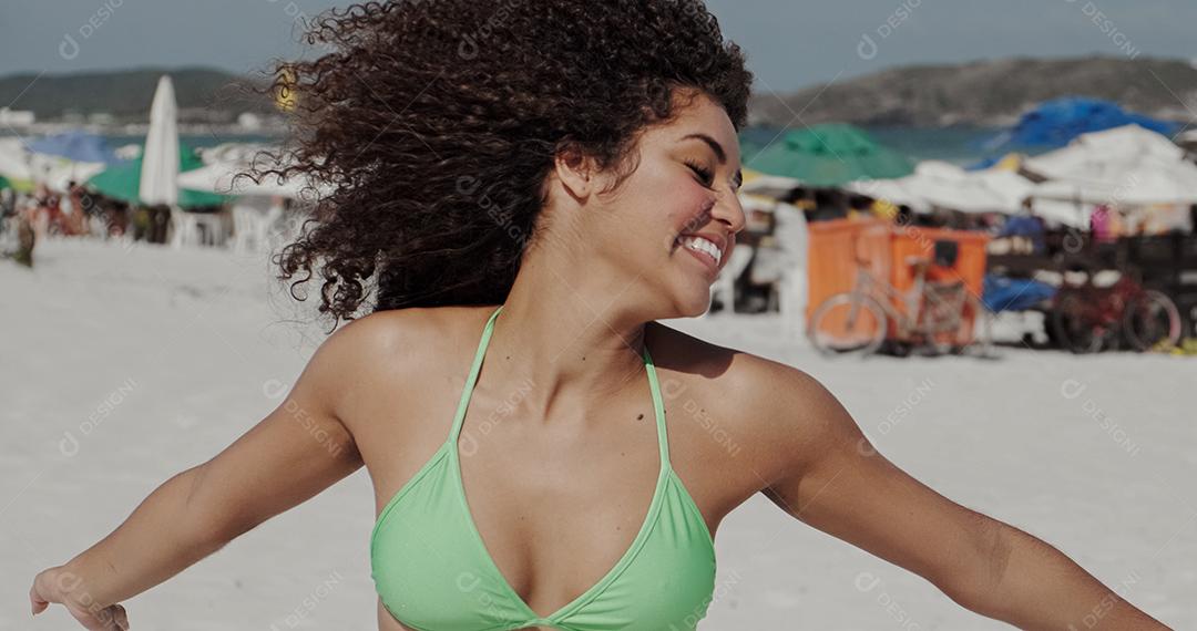 Linda mulher latino-americana na praia. Mulher jovem desfrutando