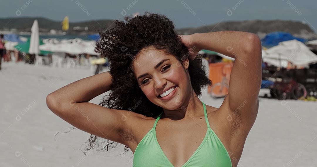 Linda mulher latino-americana na praia. Mulher jovem desfrutando