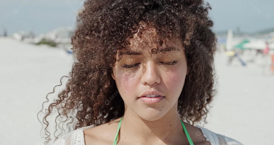 Linda e atraente garota negra afro, cabelo encaracolado