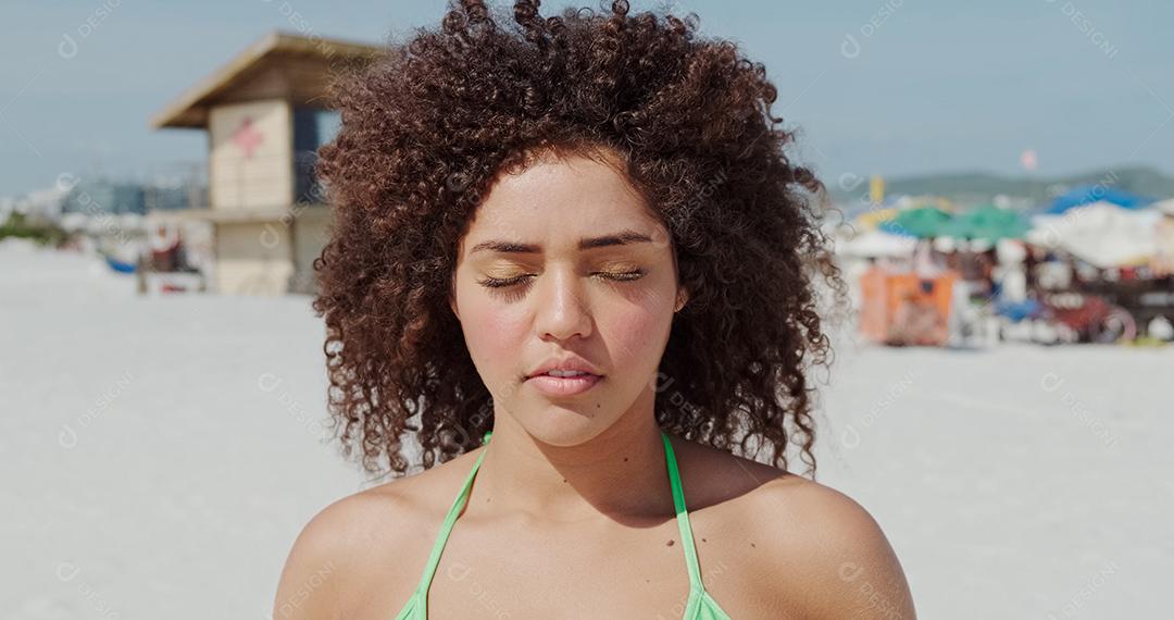 Linda e atraente garota negra afro, cabelo encaracolado