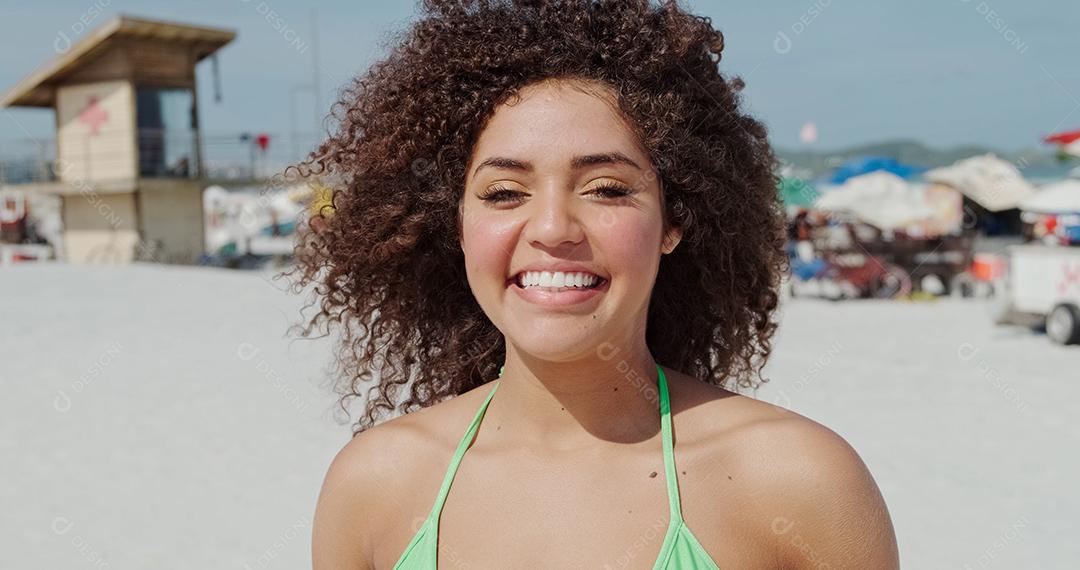 Linda mulher latino-americana na praia. Mulher jovem desfrutando