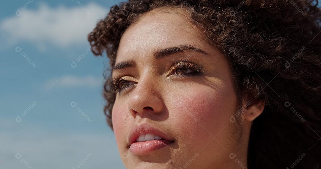 Linda mulher latino-americana na praia. Mulher jovem desfrutando