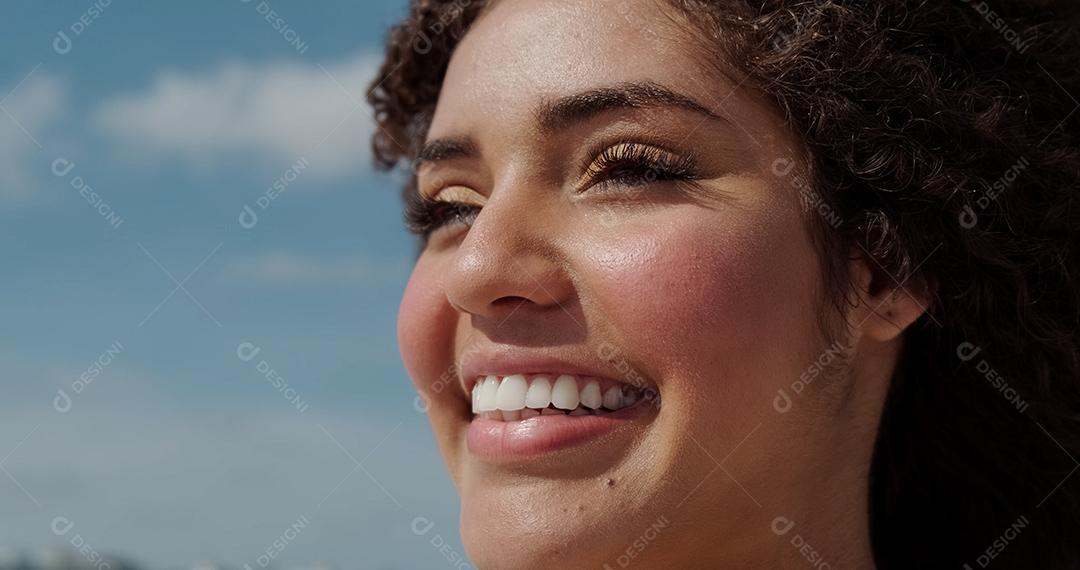 Linda mulher latino-americana na praia. Mulher jovem desfrutando