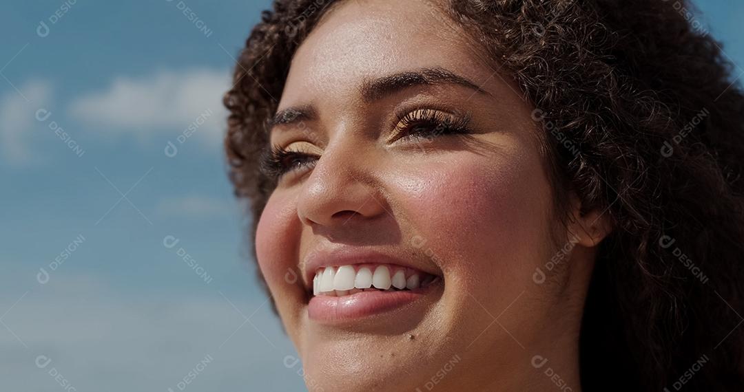 Linda mulher latino-americana na praia. Mulher jovem desfrutando