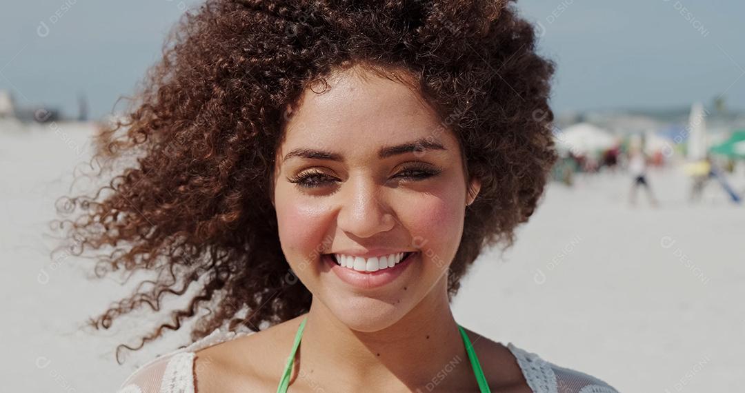 Linda mulher latino-americana na praia. Mulher jovem desfrutando