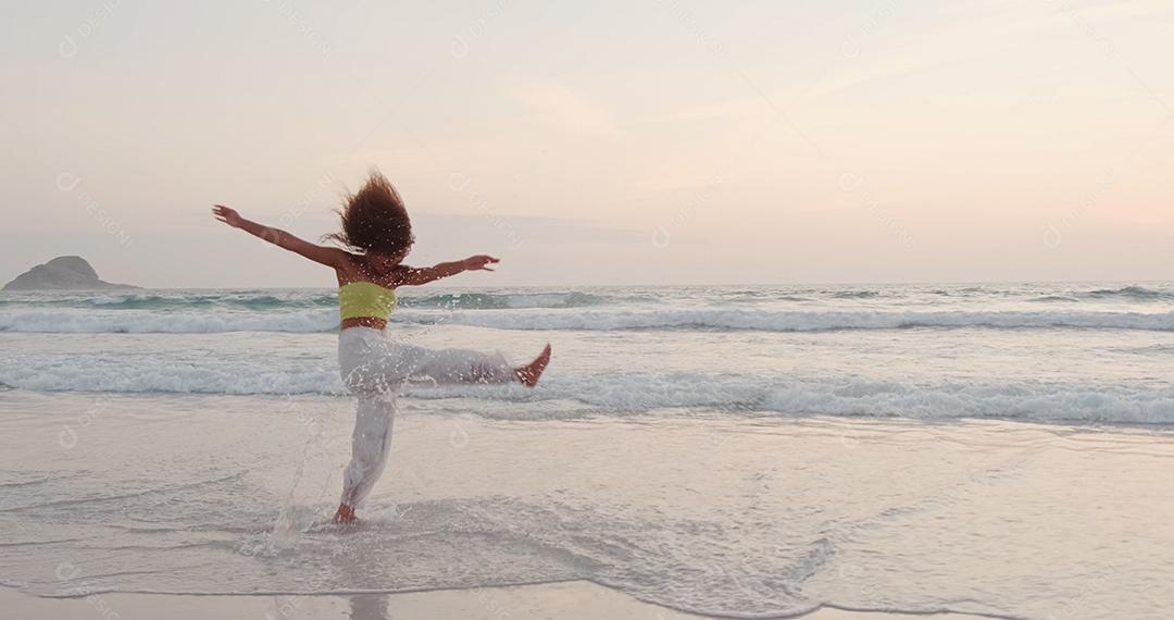 Linda e atraente garota negra afro, cabelo encaracolado