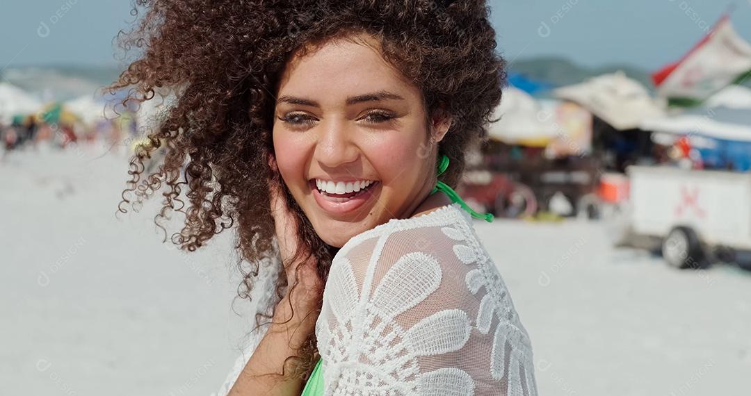 Linda mulher latino-americana na praia. Mulher jovem desfrutando