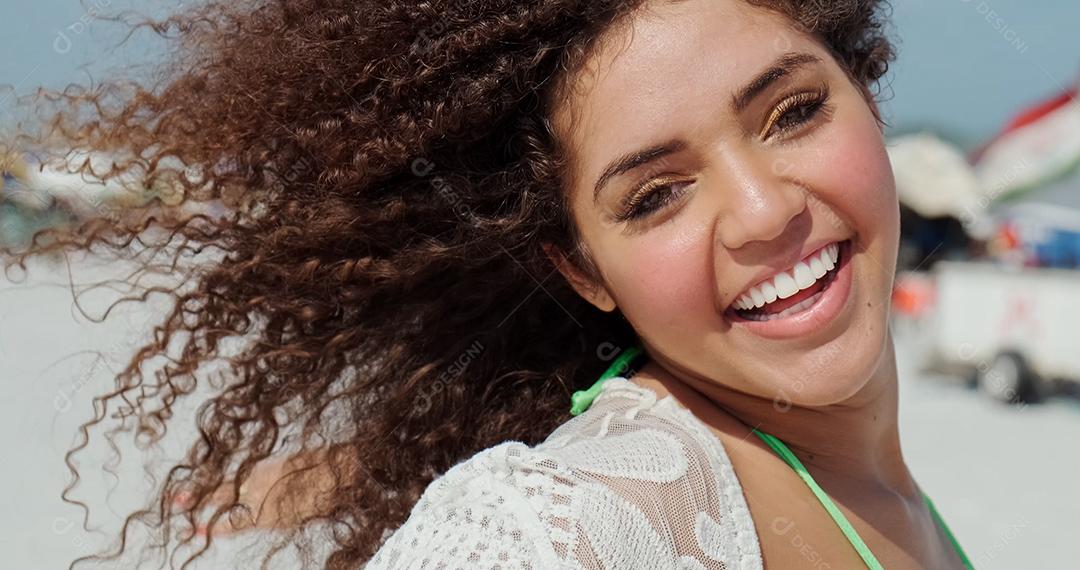 Linda mulher latino-americana na praia. Mulher jovem desfrutando