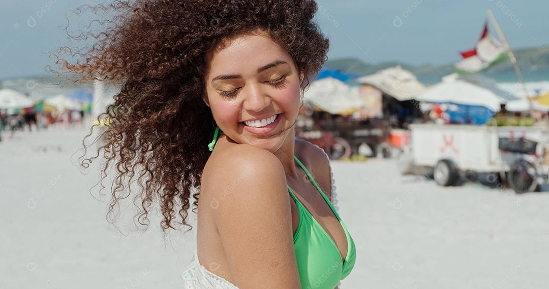 Linda mulher latino-americana na praia. Mulher jovem desfrutando