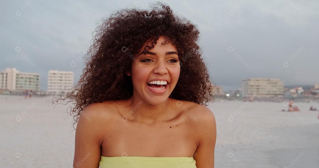 Linda mulher latino-americana na praia. Mulher jovem desfrutando