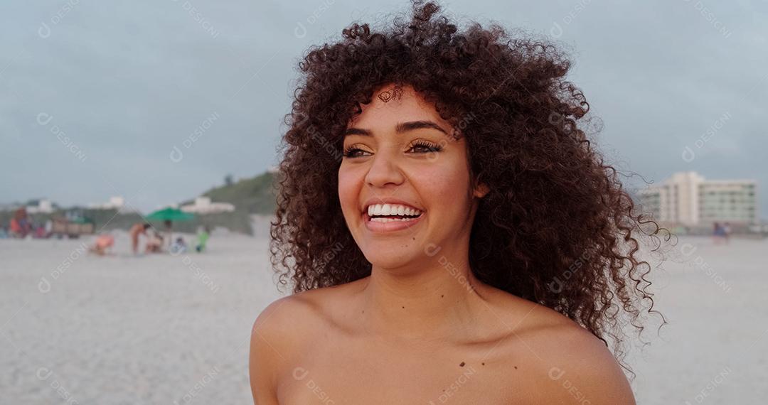 Linda mulher latino-americana na praia. Mulher jovem desfrutando