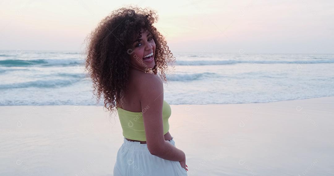 Linda mulher latino-americana na praia. Mulher jovem desfrutando