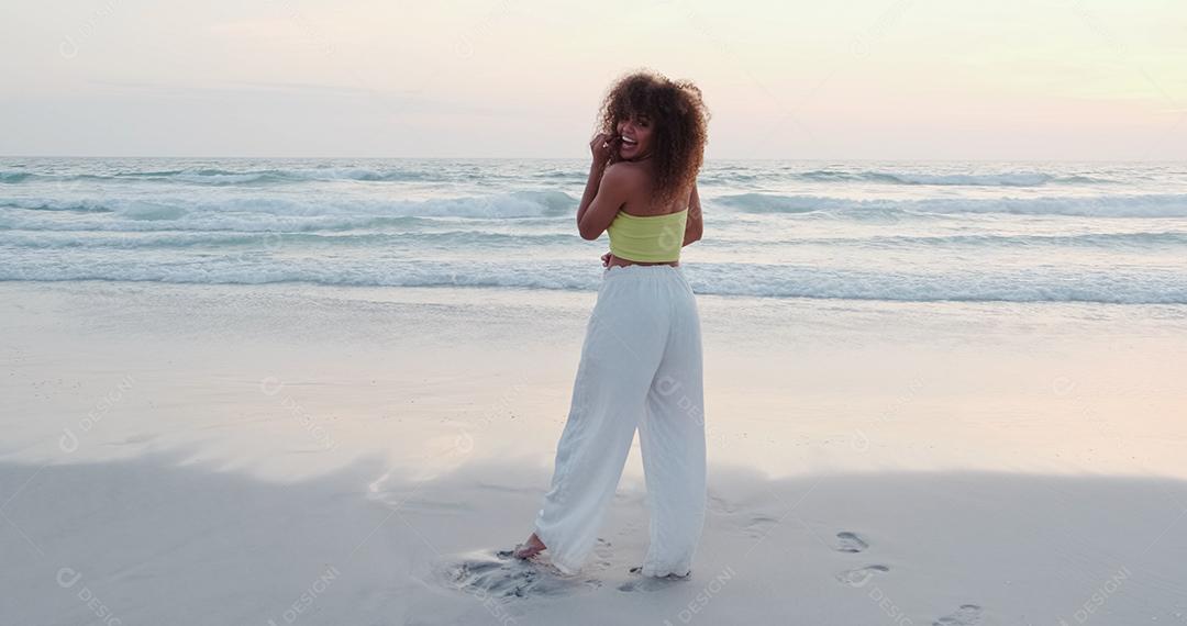 Linda e atraente garota negra afro, cabelo encaracolado