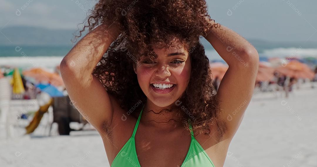 Linda mulher latino-americana na praia. Mulher jovem desfrutando