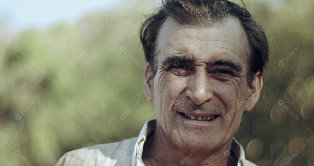 Agricultor de meia idade em terras agrícolas sorrindo olhando para a câmera