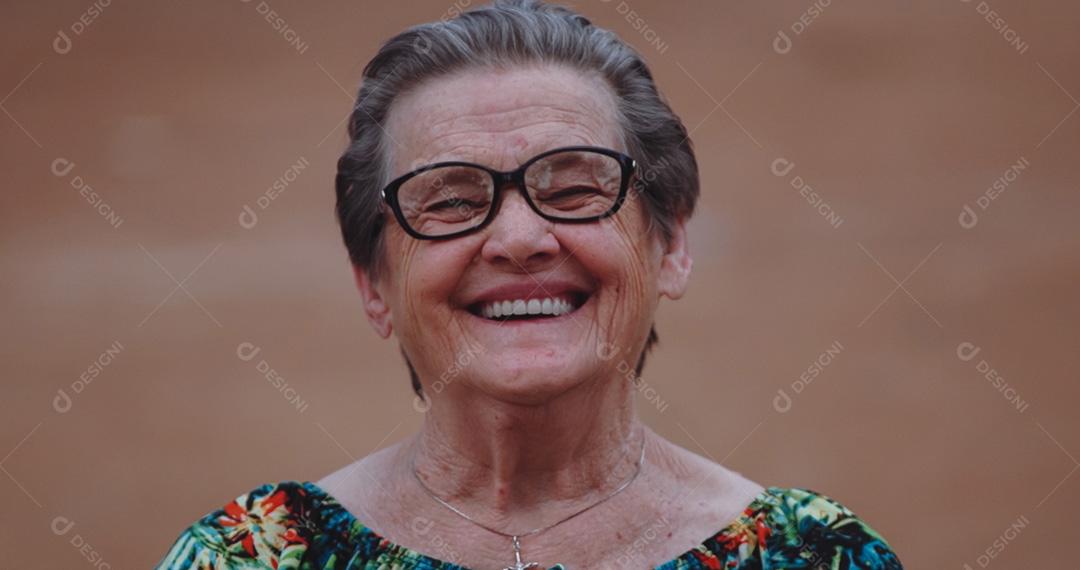 Mulher idosa latina sorridente, olhando para a câmera