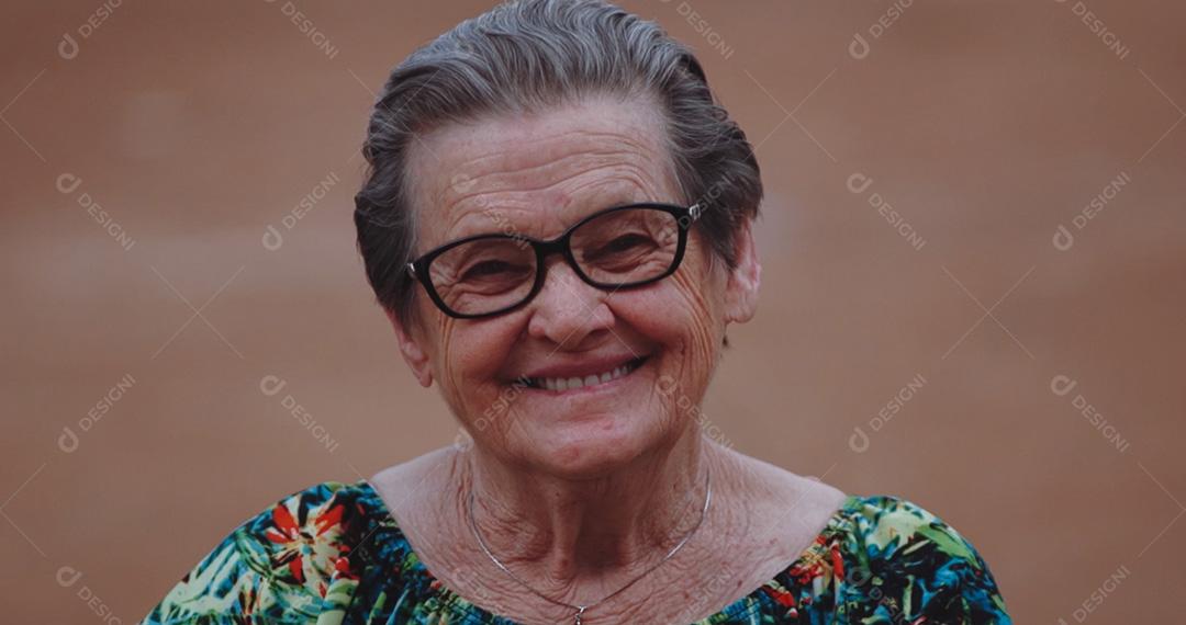 Mulher idosa latina sorridente, olhando para a câmera