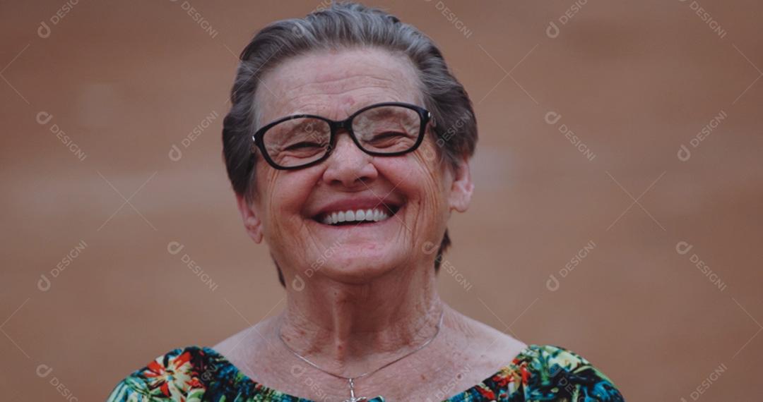 Mulher idosa latina sorridente, olhando para a câmera