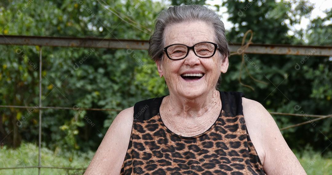 Mulher idosa latina sorridente, olhando para a câmera