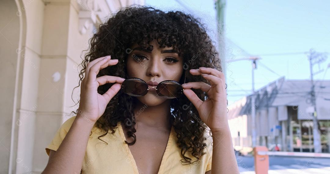 Linda modelo feminino afro-americano usa óculos de sol