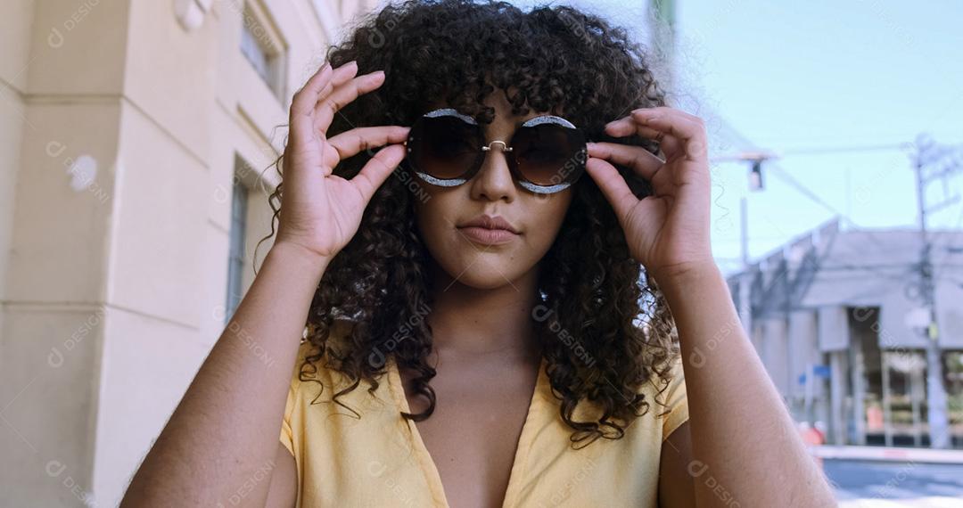 Linda modelo feminino afro-americano usa óculos de sol