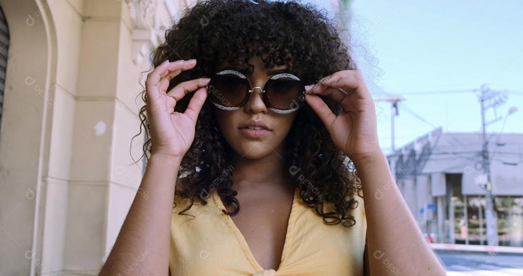 Linda modelo feminino afro-americano usa óculos de sol