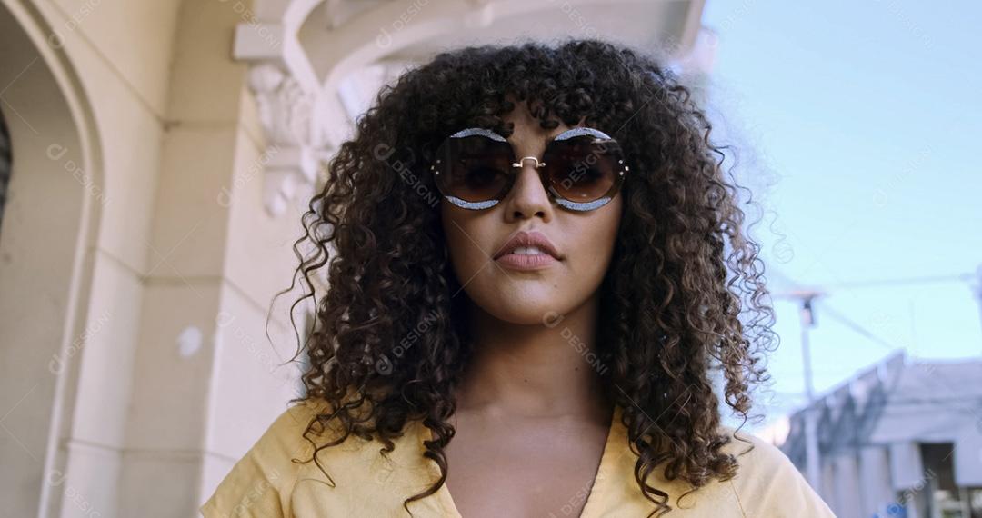 Linda modelo feminino afro-americano usa óculos de sol