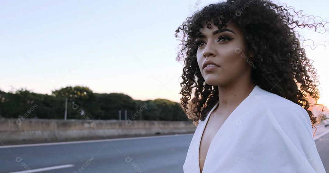Linda mulher afro-americana mostrando os polegares na zona rural pede carona. menina brasileira
