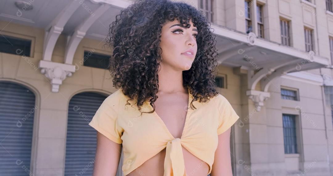 Linda mulher afro-americana andando na cidade.