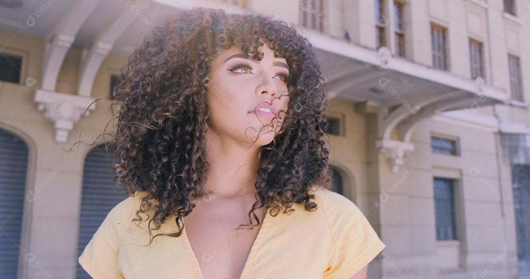 Linda mulher afro-americana andando na cidade.