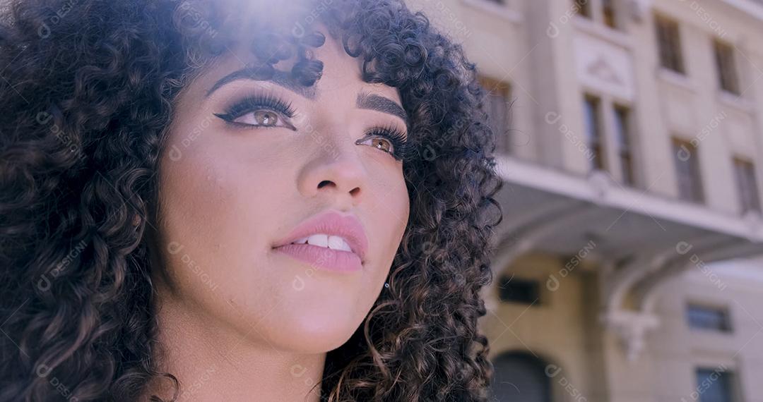 Linda mulher afro-americana andando na cidade.