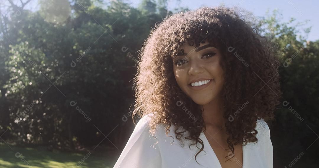 Sorrindo jovem afro latina. Alegria, positivo e amor. Lindo