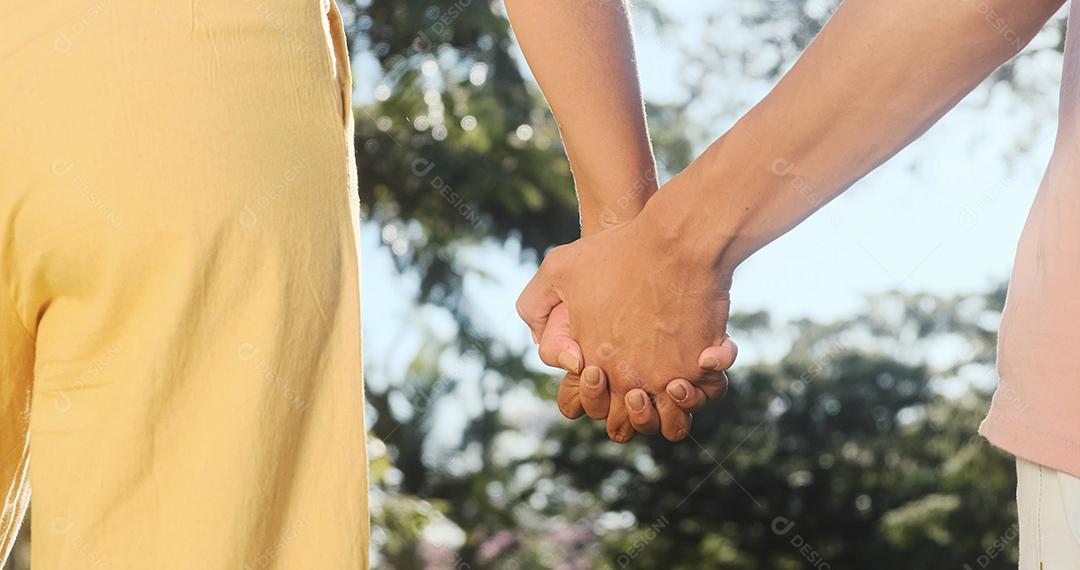 mãos se juntando com reflexos de luz solar