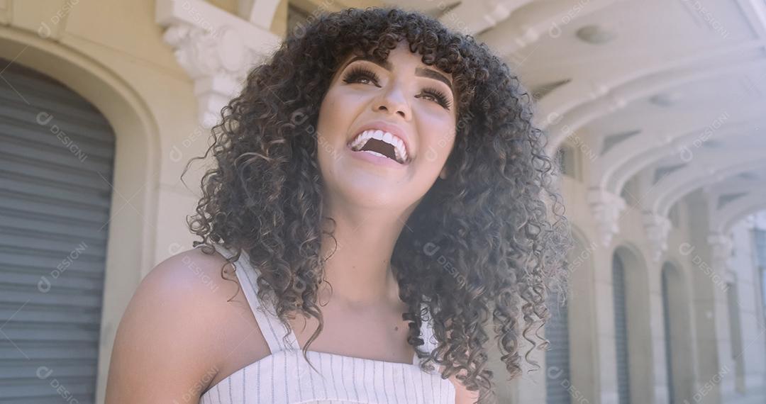 Aluna no campus estudande