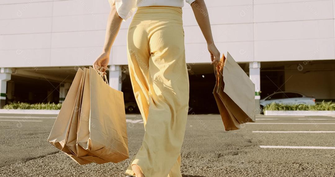 Mulher latina feliz com sacolas de compras. Legal jovem negra andando com sacolas de compras