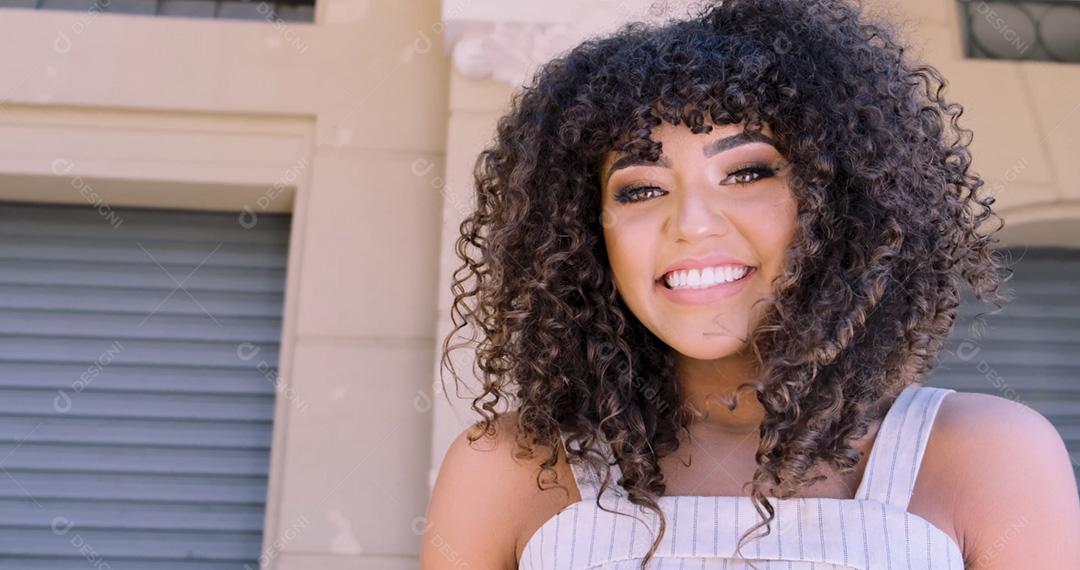 Linda mulher afro-americana andando na cidade.