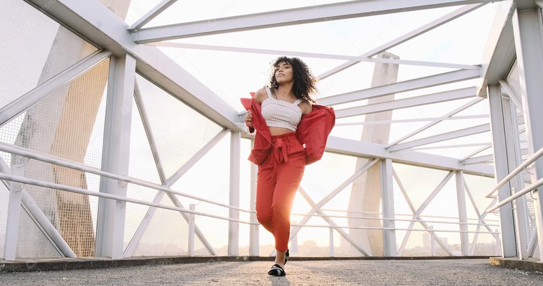 Feliz linda mulher latina andando e dançando ao ar livre. Garota despreocupada de raça mista jovem