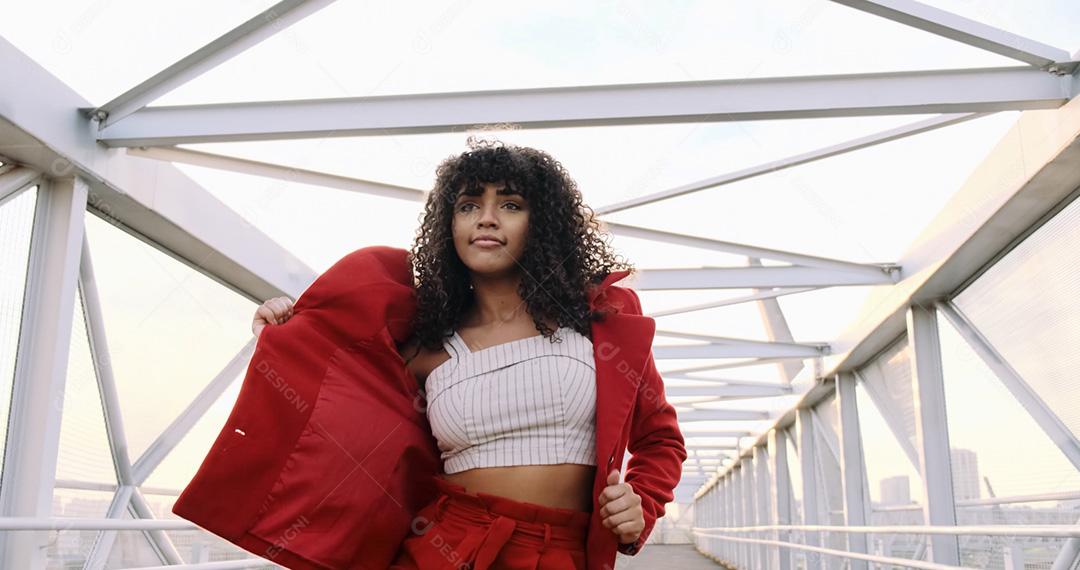 Feliz linda mulher latina andando e dançando ao ar livre. Garota despreocupada de raça mista jovem