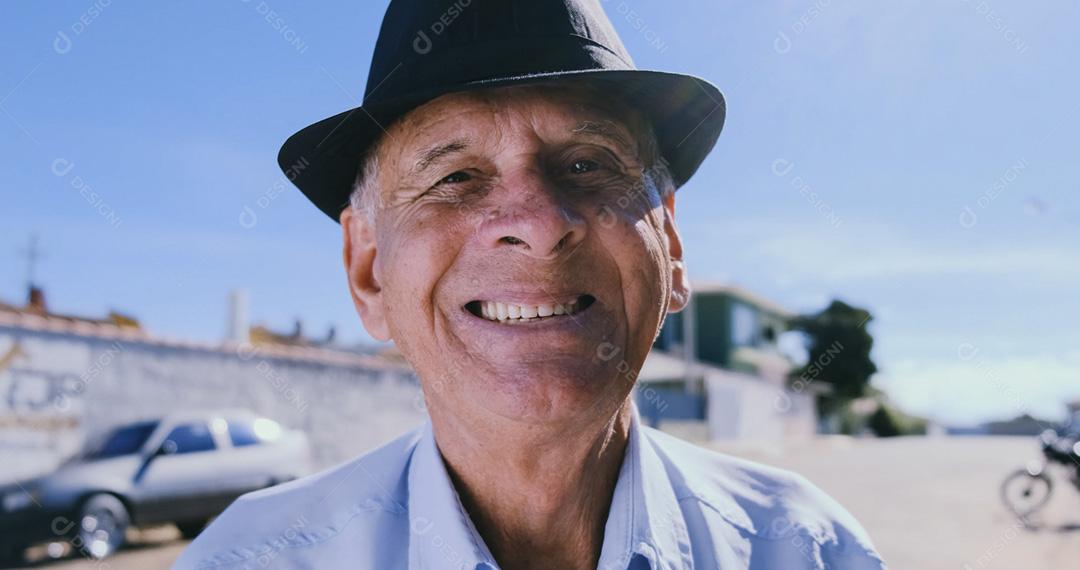 Homem idoso sorridente, olhando para a câmera