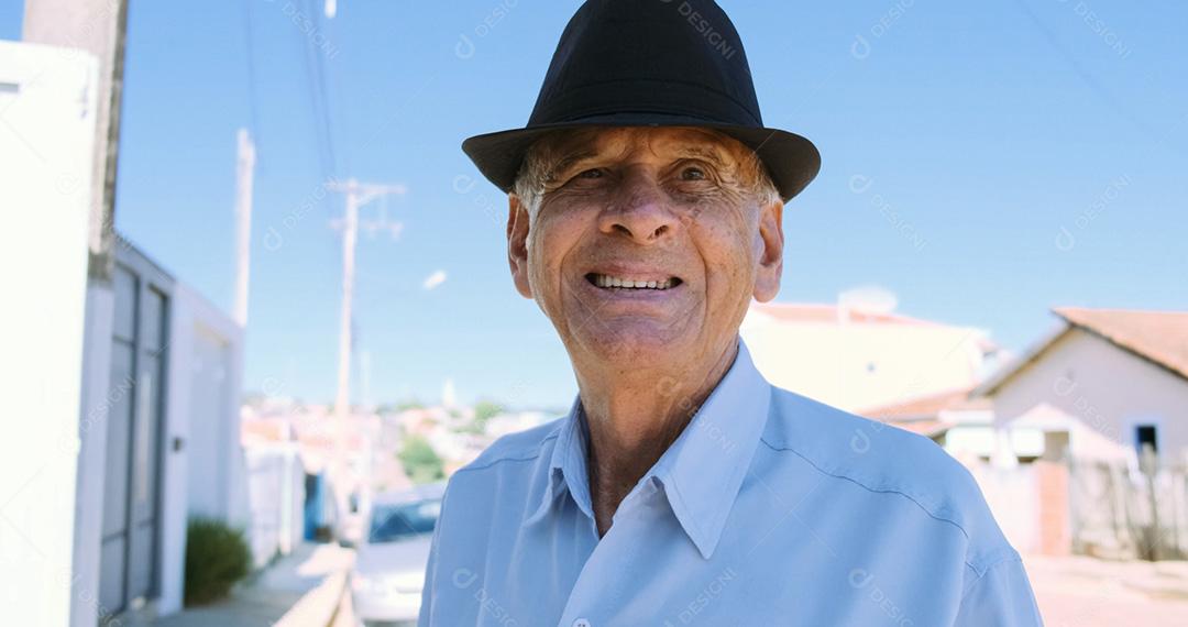 Homem idoso sorridente, olhando para a câmera