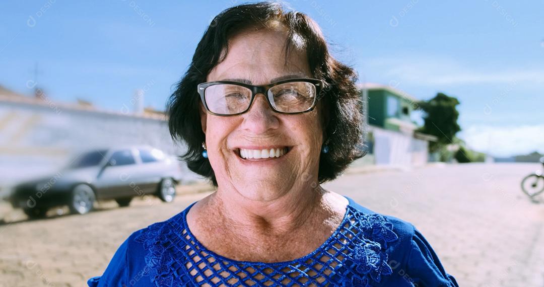 Sorridente velha latina. Linda mulher sênior olhando para a câmera com um sorriso caloroso e amigável e expressão