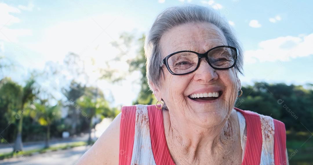 Sorridente velha latina. Linda mulher sênior olhando para a câmera com um sorriso caloroso e amigável e expressão
