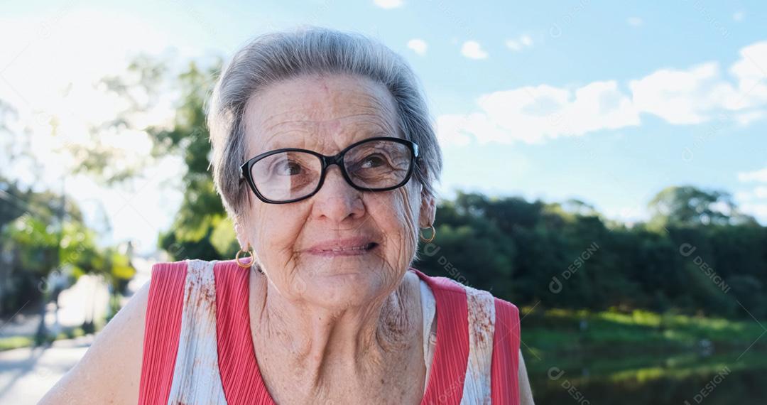 Sorridente velha latina. Linda mulher sênior olhando para a câmera com um sorriso caloroso e amigável e expressão