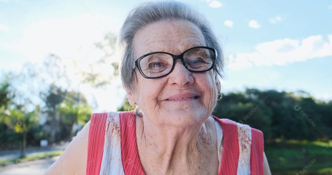 Sorridente velha latina. Linda mulher sênior olhando para a câmera com um sorriso caloroso e amigável e expressão