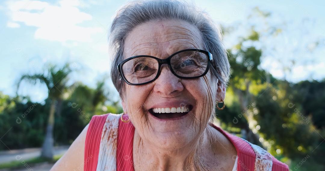 Sorridente velha latina. Linda mulher sênior olhando para a câmera com um sorriso caloroso e amigável e expressão